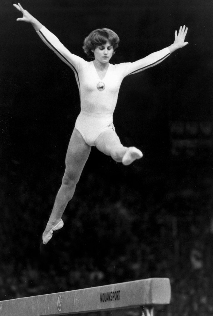 Nadia Comăneci efectuează exercițiul de la bârnă, cel care i-a adus nota 10 la Jocurilor Olimpice de la Montreal 1976