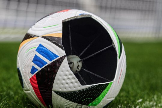 S-a prezentat mingea cu care se va juca la Euro, anul viitor. FUSSBALLLIEBE vine cu o tehnologie inovativă