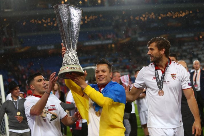 Yevgen Konoplyanka, câștigător al trofeului Europa League cu Sevilla, în sezonul 2015/2016.