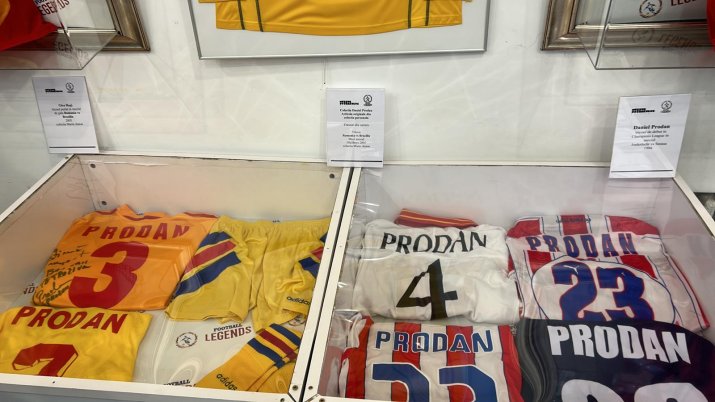 Câteva dintre tricourile lui Didi Prodan care sunt expuse la Muzeul Fotbalului