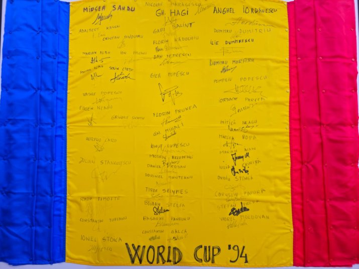 Steag cu toate semnăturile celor care au participat la Campionatul Mondial din 1994