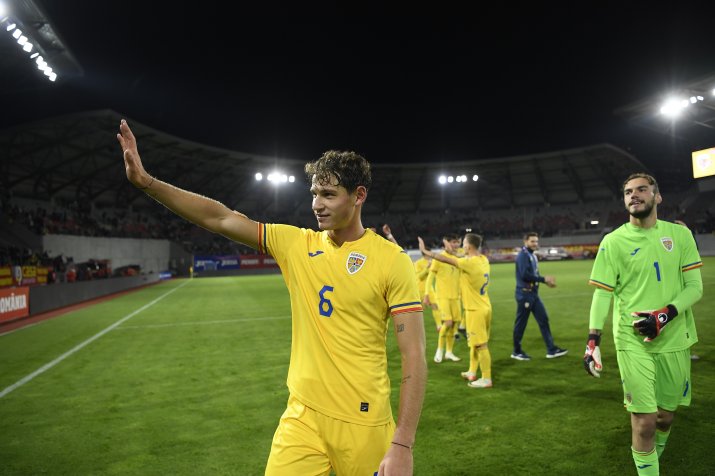 Matei Ilie salută publicul după ce a marcat golul decisiv în partida cu Albania