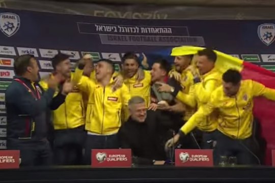 VIDEO | Edi Iordănescu a fost luat pe sus de ”tricolori”! Momentul inedit de la conferința de presă a selecționerului