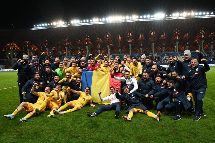 Tricolorii, pe gazon, la Felcsut, celebrând calificarea la Euro 2024