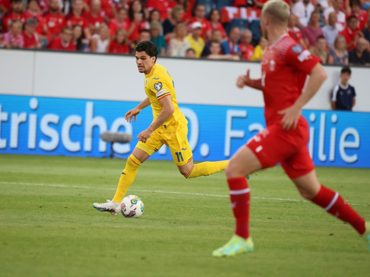 Ianis Hagi în meciul Elveția - Romania 2-2, preliminariile Campionatului European, Luzern Arena din Lucerna, 19 iunie 2023.
