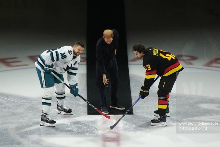 Prințul Harry a "aruncat" primul puc în confruntarea dintre San Jose Sharks și Vancouver Canucks, din NHL