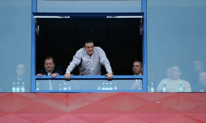 Gigi Becali, pe vremuri, în loja fosutlui stadion Steaua acolo unde l-a primit și pe Costel Bucur la meciurile dintre FCSB și Gloria Buzău