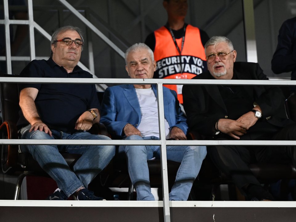 Anghel Iordănescu, în mijloc, între Mihai Stoichiță și Gino Iorgulescu