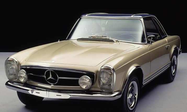 Pasiona de mașini clasice, Iulian Filipescu deține un Mercedes, model 230 SL, fabricat în 1963