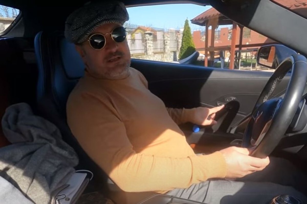 Adi de la Vâlcea, la volanul mașinii sale