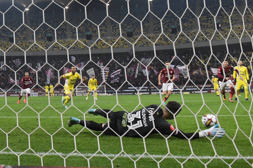 Horatiu Moldovan apară un penalty executat de Jair Tavares Da Silva în meciul de fotbal dintre Rapid si Petrolul, Superliga Superbet, Arena Naționala din București, 14 decembrie 2022