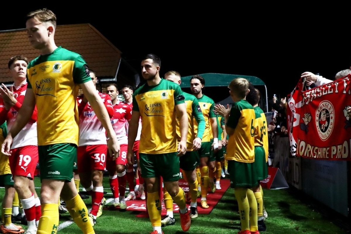 Meci de FA Cup dintre Horsham și Barnsley