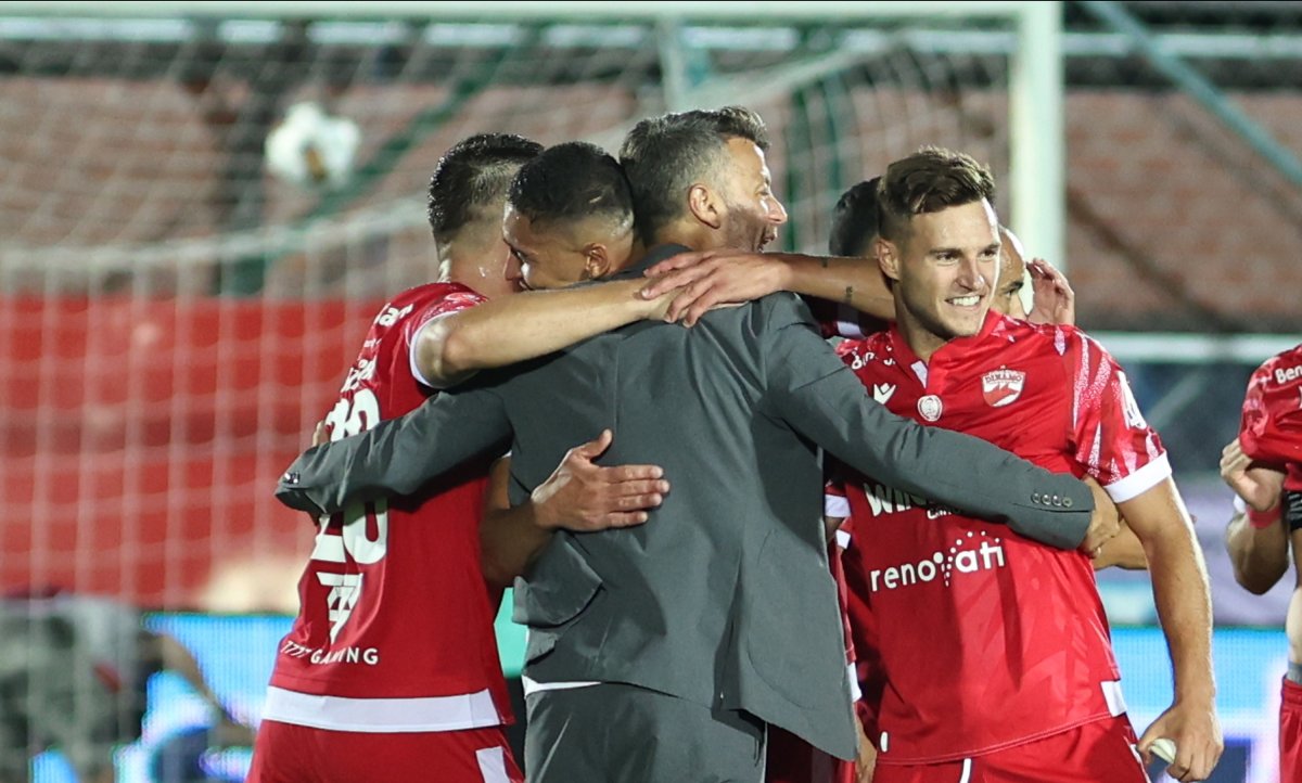 Jucătorii lui Dinamo și antrenorul Ovidiu Burcă