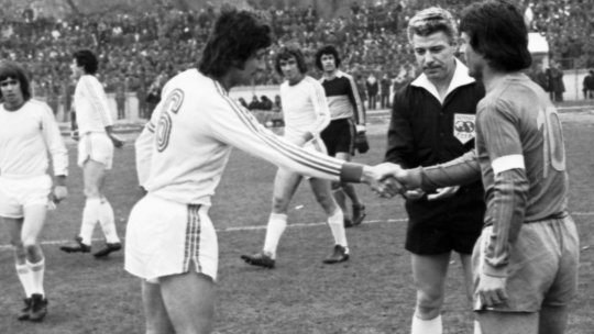 Marele Derby, meciul în care Cornel Dinu îi "chinuia" inclusiv pe arbitri: "Mare jucător, dar caracter zero!". Ce s-a întâmplat în ziua în care Procurorul a fost față în față cu puștiul Hagi în formă maximă