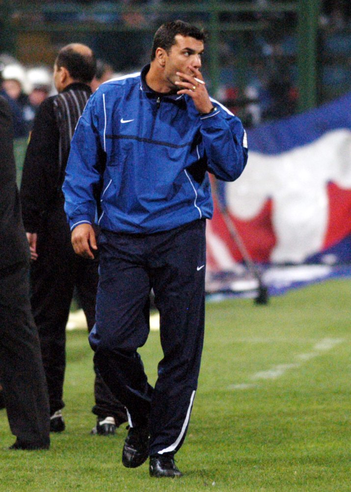 Cosmin Olaroiu fumând. STEAUA - DINAMO 1-1, DIVIZIA A (15.09.2002)