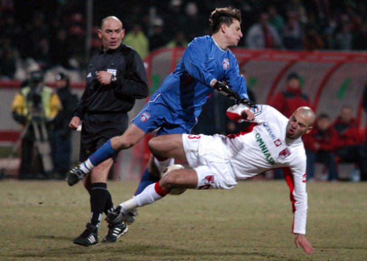 Marian Salomir (arbitrul central), Florentin Dumitru (centru), Giani Kiriță. DINAMO - FCSB 2-4, DIVIZIA  A (23.05.2003)