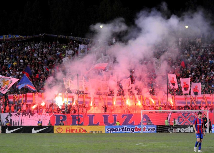 Scenografia galeriei ”roș-albastre” cu steaguri și fumigene la FCSB - DINAMO 0-1, LIGA 1 (30.08.2009)