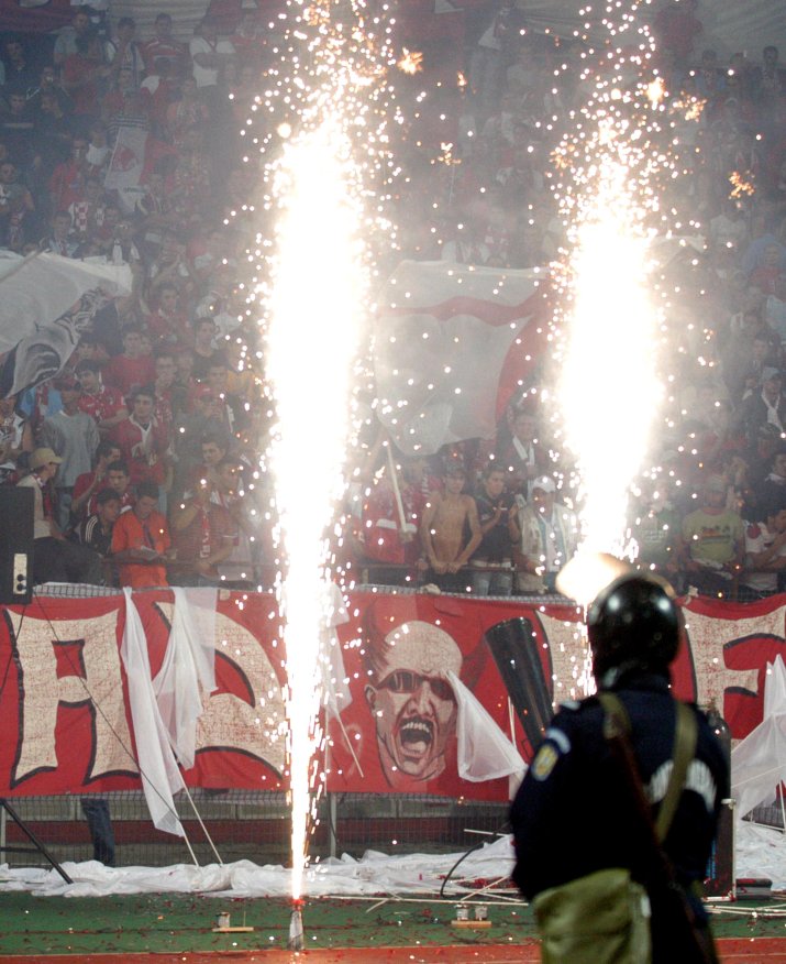 Scenografie a galeriei dinamoviste cu artificii. DINAMO - FCSB 1-0, LIGA 1 (20.09.2006)