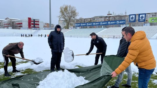 Gest fabulos al lui Dorinel Munteanu înainte de Oțelul - Universitatea Craiova! Antrenorul a muncit cot la cot cu suporterii pentru ca meciul să se dispute