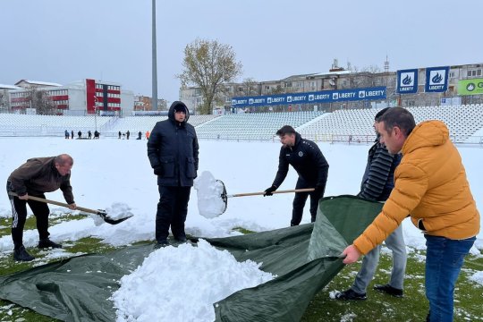 Gest fabulos al lui Dorinel Munteanu înainte de Oțelul - Universitatea Craiova! Antrenorul a muncit cot la cot cu suporterii pentru ca meciul să se dispute