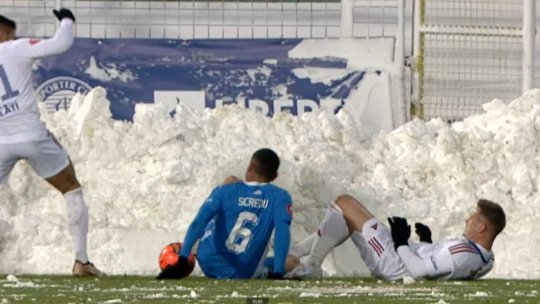 Ca pe vremuri! Cum arăta terenul de joc la startul meciului dintre Oțelul și Universitatea Craiova. Suporterii și Dorinel au ajutat la deszăpezit