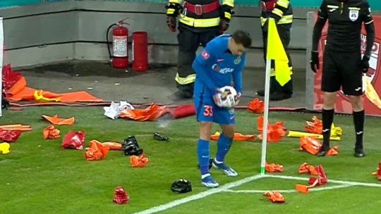 Un fotbalist al FCSB, asaltat de fanii dinamoviști cu petarde, cartoane și bucăți de plastic! Ce s-a întâmplat după ce a fost lovit în cap