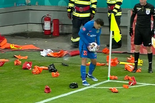 Un fotbalist al FCSB, asaltat de fanii dinamoviști cu petarde, cartoane și bucăți de plastic! Ce s-a întâmplat după ce a fost lovit în cap