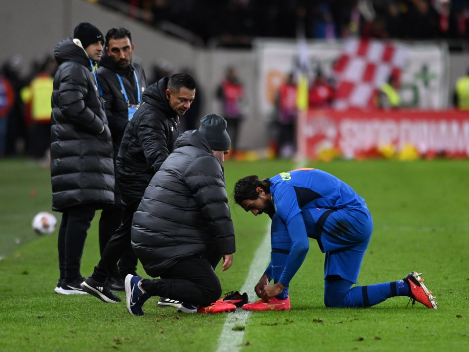 Andrea Compagno își schimbă ghetele sub privirile arbitrului de rezerva Iulian Dima, Dinamo - FCSB 0-1, Superliga Superbet, Arena Națională din București, 26 noiembrie 2023