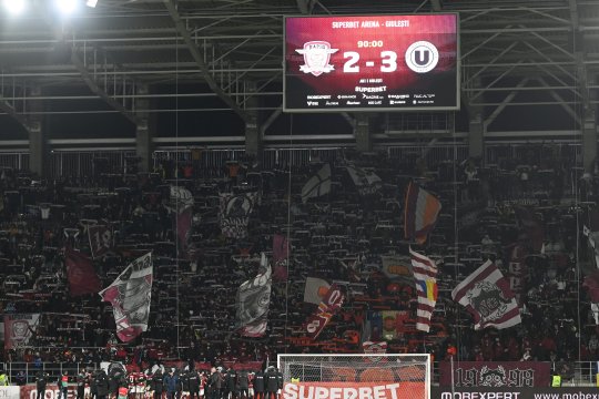 Moment inexplicabil la finalul partidei dintre Rapid și U Cluj. Un copil, suporter giuleștean, a avut de "suferit"