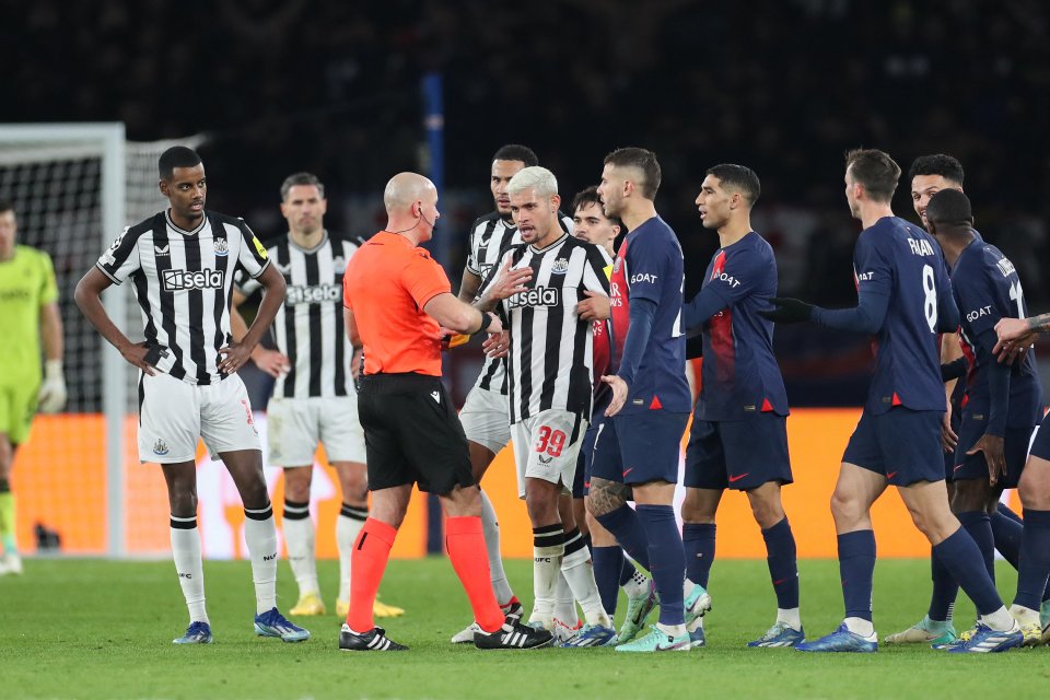 Arbitrul Marciniak a fost imediat înconjurat de jucătorii de la Newcastle după decizia controversată