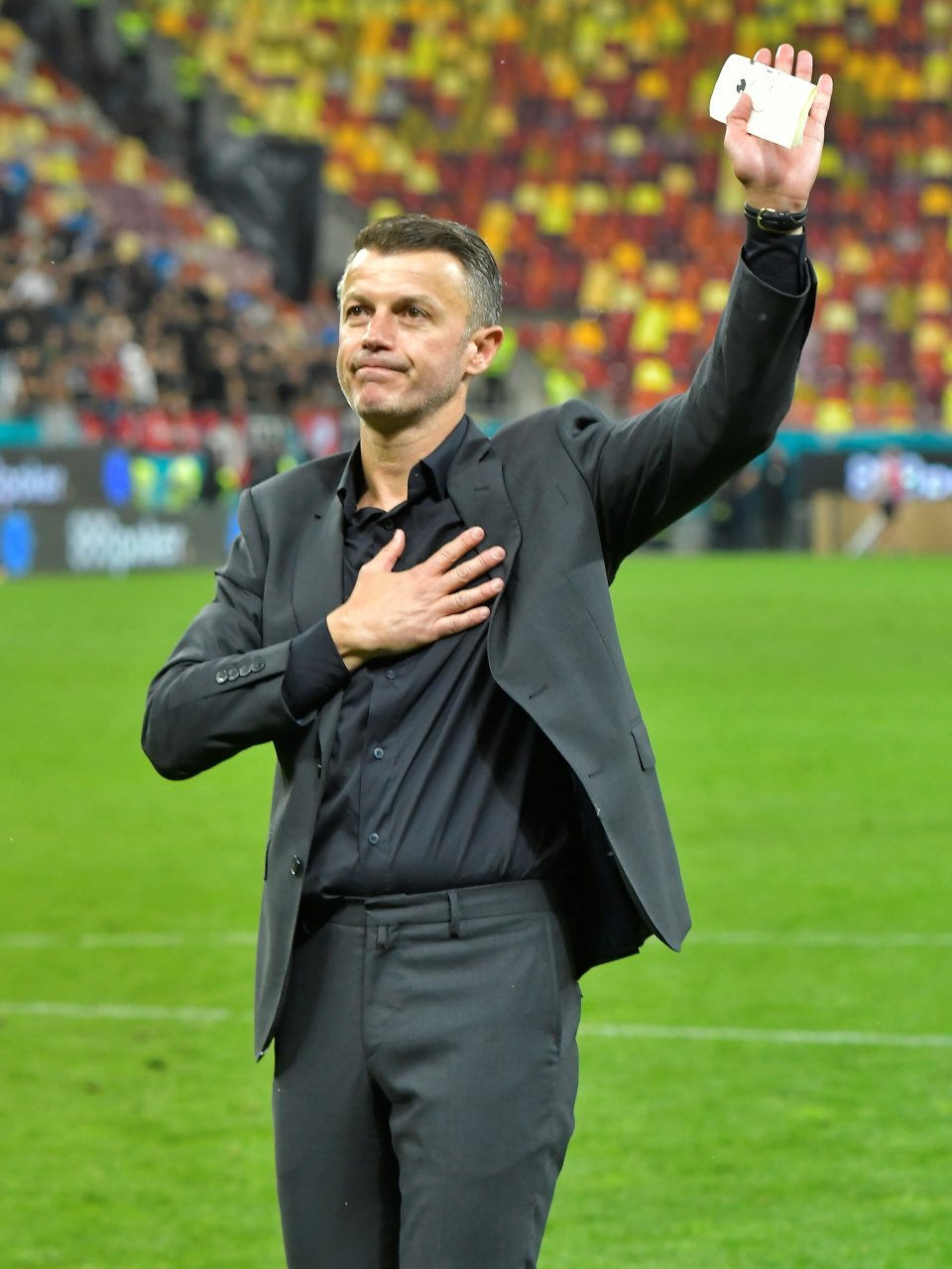 Ovidiu Burca salută galeria după meciul de fotbal dintre Dinamo B și FC Arges, după care ”câinii” au promovat în Superligă, Arena Națională din Bucureăti, 29 mai 2023