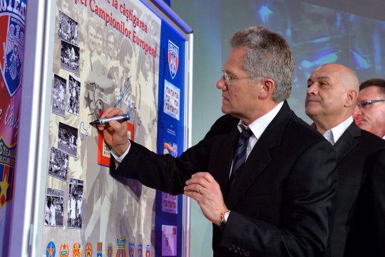 Întrebat ”pentru care Steaua a jucat”, Ladislau Boloni a dat un răspuns șocant: ”Mă surprinde naivitatea Armatei. Asta arată incompetență”