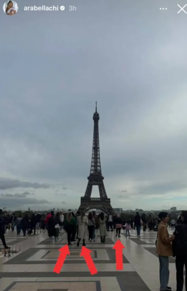 Arabella Chi a publicat și ea o imagine cu Turnul Eiffel, iar în fotografie se văd aceleași persoane