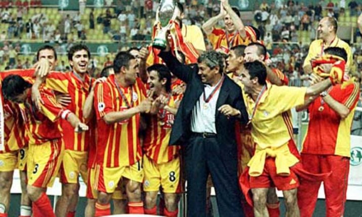 Lucescu sărbătorind câștigarea Supercupei Europei alături de jucătorii de la Galatasaray