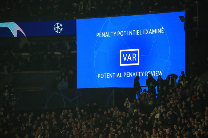 Momentul când pe tabela stadionul din Paris este anunțată analiza fazei în urma căreia s-a dictat penalty