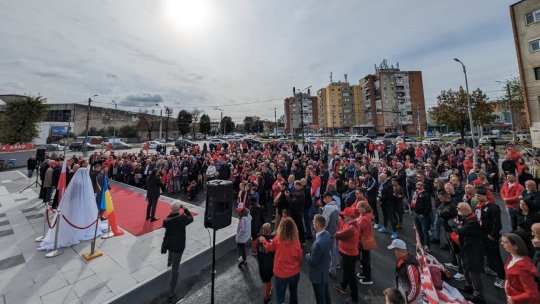 FOTO | Cum arată statuia lui Iosif Petschovschi, pe care Alexandru Meszar nu a acceptat-o. Sute de persoane au fost prezente la dezvelirea acesteia