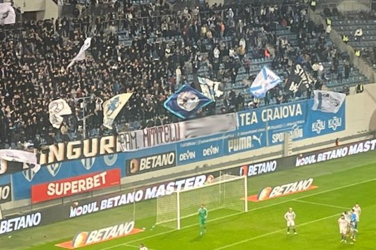 FOTO | Un mesaj obscen a fost văzut inclusiv la TV în timpul derby-ului Craiovei. Mititelu, scos din sărite: ”N-o să iert niciodată chestia asta”