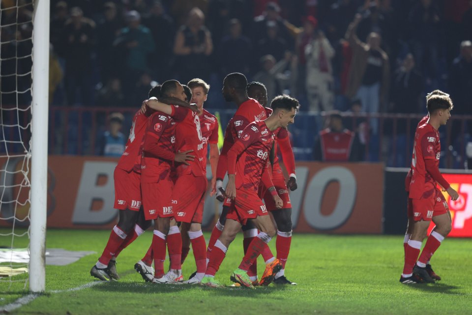 Freitas felicitat de colegi după înscrierea golului victoriei arădene după lovitura de la 11m în meciul UTA  Arad - Dinamo 2-1, SUPERLIGA SUPERBET, Stadionul "Iuliu Bodola" din Oradea, 06 noiembrie 2023