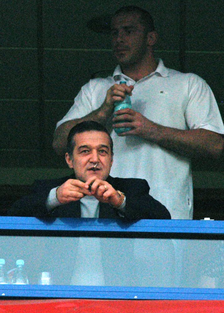 Zmărăndescu, în spatele lui Gigi Becali la un meci pe Ghencea, în 2005