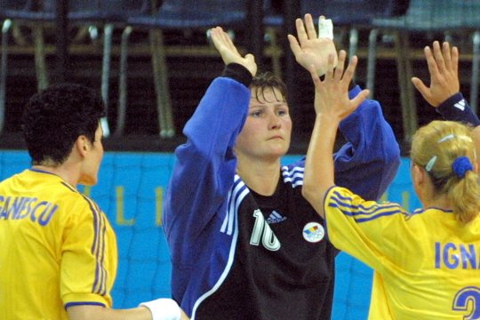 ”Toată lumea aruncă pietre în ele!” Luminița Huțupan, cel mai bun portar din istoria handbalului feminin, le ia apărarea fetelor de la naționala României