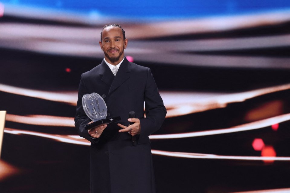 Lewis Hamilton cu premiul oferit de organizatori pentru locul III ocupat la finalul sezonului de F1. Multiplul campion mondial de F1 nu a acceptat trofeul în semn de protest la acțunile FIA. Gala FIA 2023, Baku, Azerbaidjan, 8 decembrie 2023