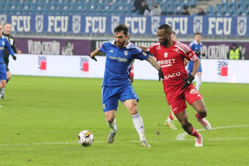 Mutombo, într-un duel cu Aurelian Chițu, în meciul jucat împotriva celor de la FC U Craiova