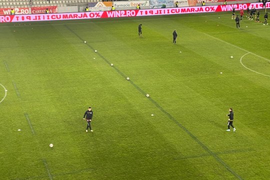 Au vopsit gazonul de pe ”Arcul de Triumf”! Ce "surpriză" au avut jucătorii la Dinamo - Universitatea Cluj