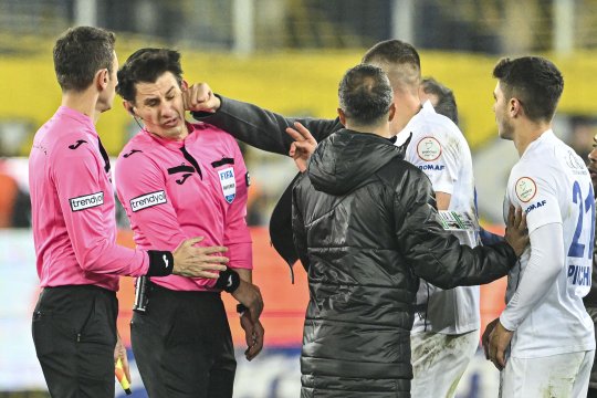 Moment incredibil petrecut în Turcia sub ochii lui Olimpiu Moruțan. Președintele lui Ankaragucu i-a aplicat o "directă" arbitrului în plină figură
