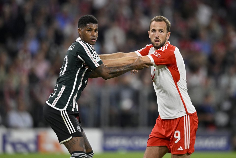 Marcus Rashford (Manchester United, stânga) în duel cu Harry Kane (Bayern Munich), UEFA Champions League, Allianz Arena, Munchen, Germania, 20.09.2023