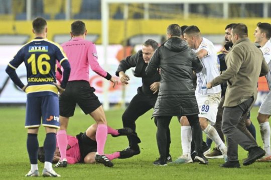Cum s-a apărat președintele celor de la Ankaragucu după ce a agresat un arbitru pe teren: ”Am vrut să îl scuip. În afară de palmă, nu am nicio vină”