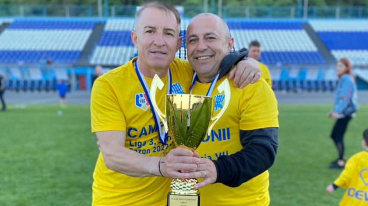 Nanu, alături de directorul sportiv al Devei, Daniel Cherecheși