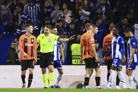 Moment incredibil la meciul arbitrat de Istvan Kovacs, în Liga Campionilor. Brigada românească a fost contestată dur