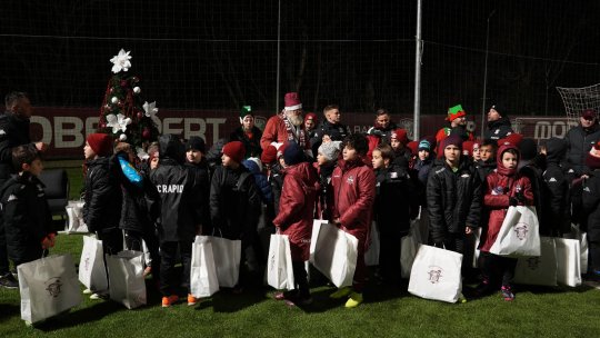 Moș Crăciun a venit la academia de junori a clubului Rapid: ”Cristi Săpunaru este preferatul copiilor, este un brand”