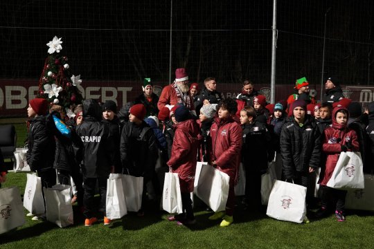 Moș Crăciun a venit la academia de junori a clubului Rapid: ”Cristi Săpunaru este preferatul copiilor, este un brand”